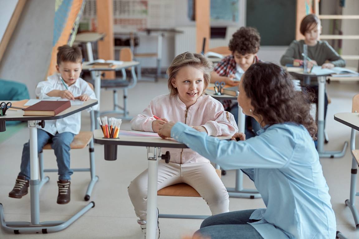 planujesz-kariere-w-edukacji-i-zastanawiasz-sie-nad-wymaganiami-sprawdz-jak-zostac-nauczycielem (1) (1).jpg